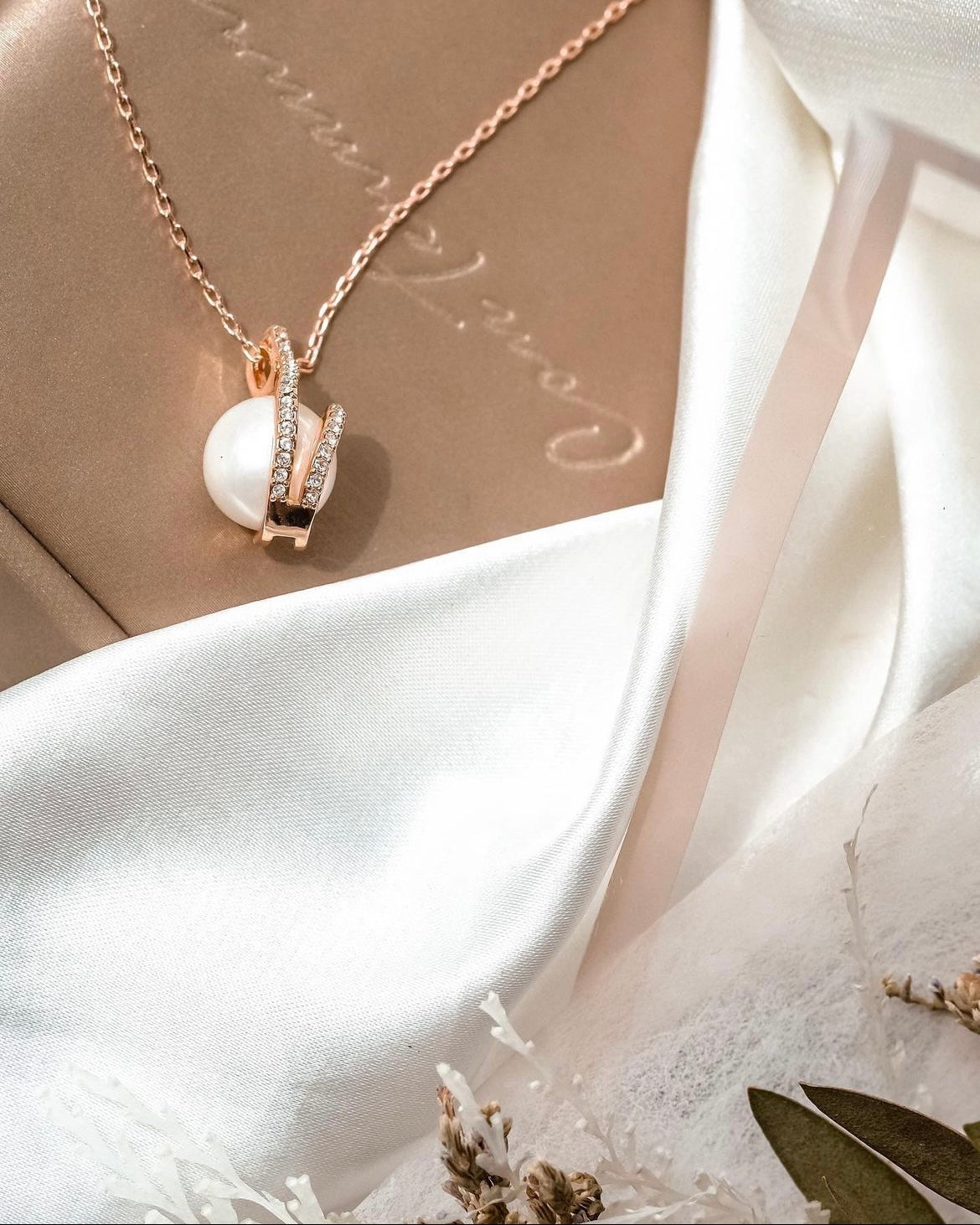 The Pearl in the Ocean | Stylish & classic single Swarovski pearl necklace - Gentle and elegant