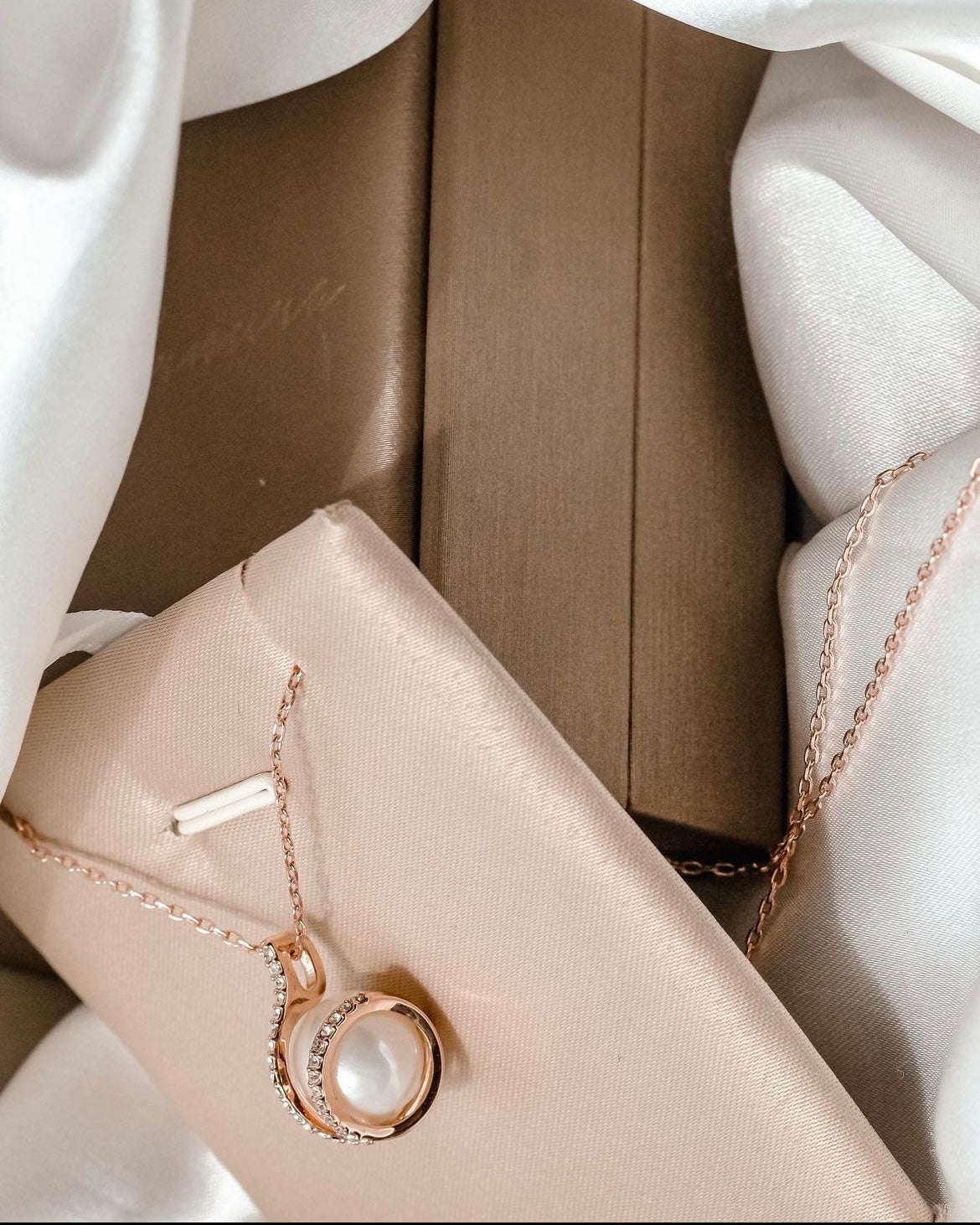 The Pearl in the Ocean | Stylish & classic single Swarovski pearl necklace - Gentle and elegant