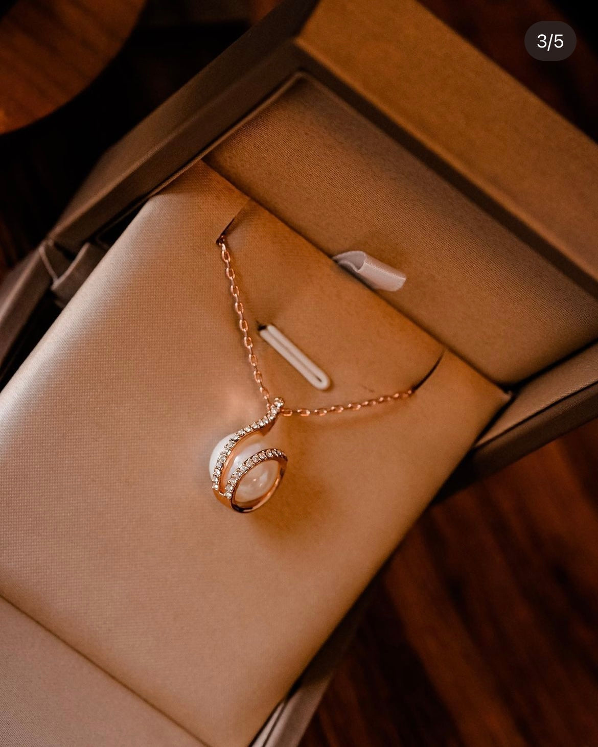 The Pearl in the Ocean | Stylish & classic single Swarovski pearl necklace - Gentle and elegant