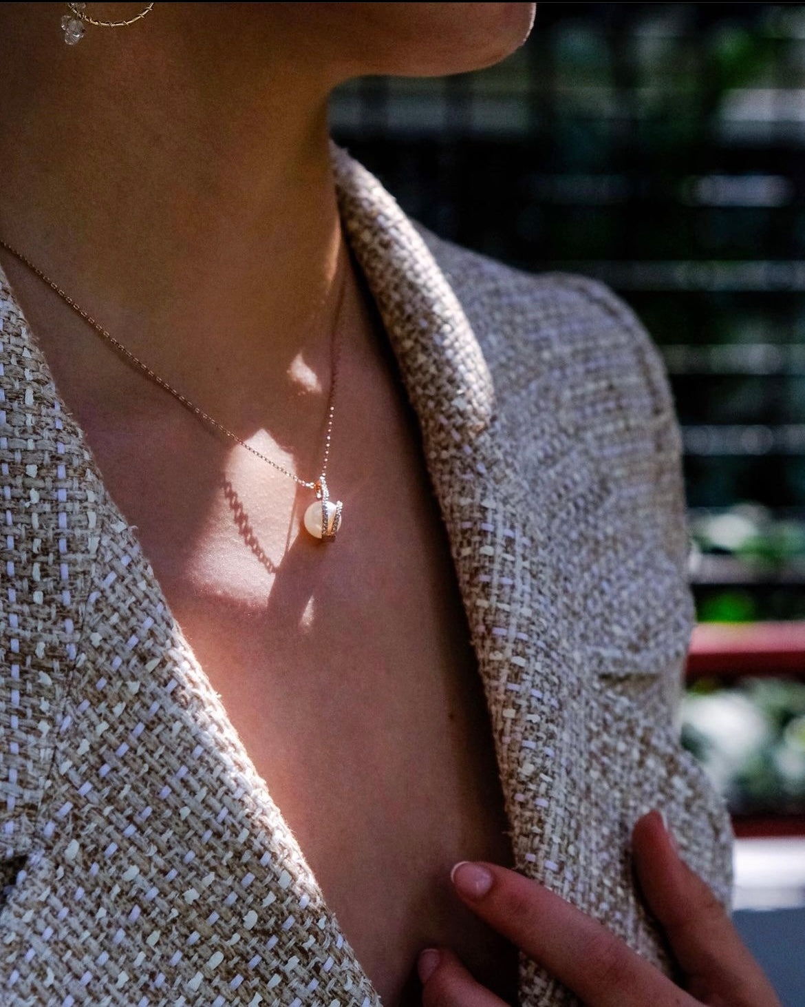 The Pearl in the Ocean | Stylish & classic single Swarovski pearl necklace - Gentle and elegant