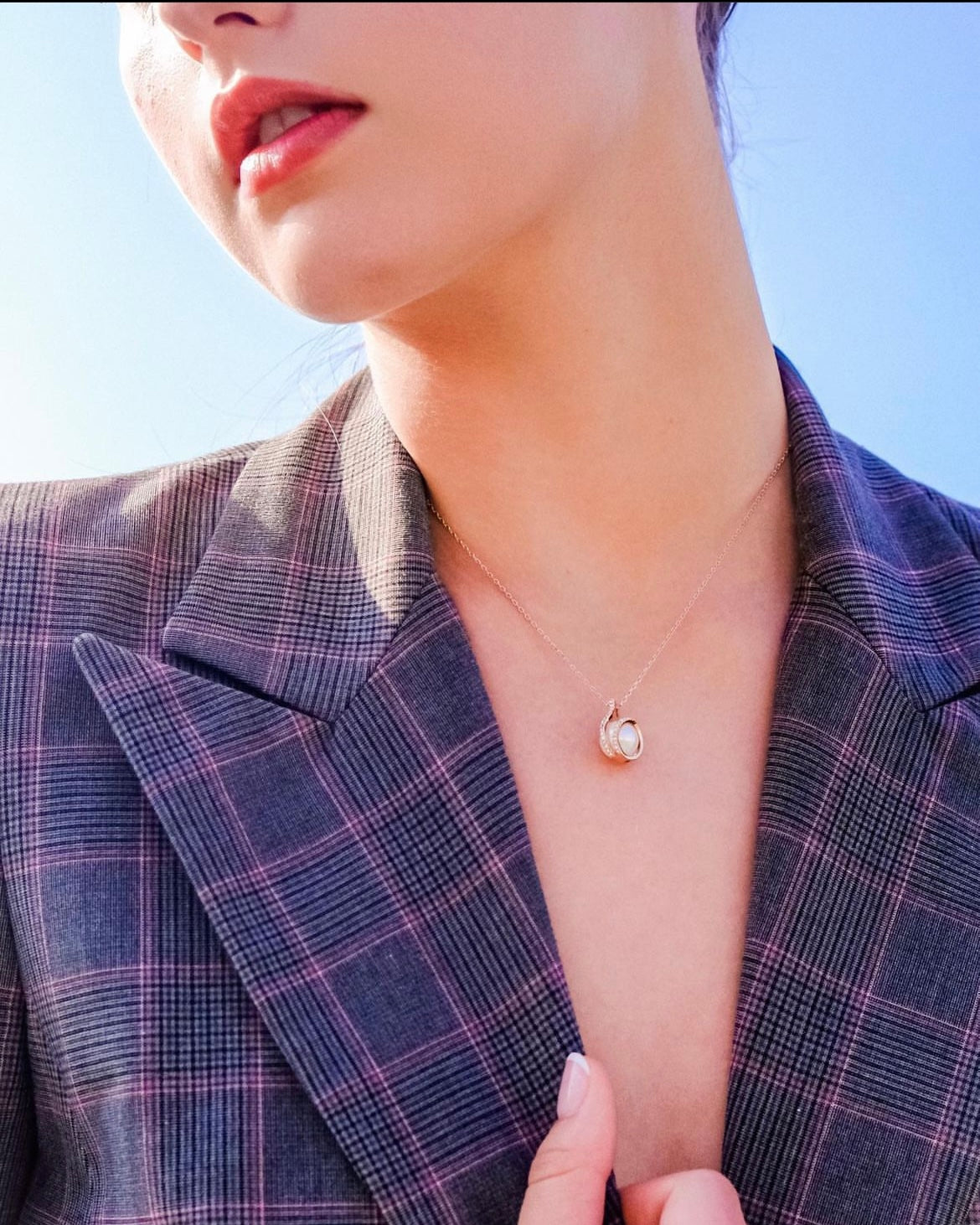 The Pearl in the Ocean | Stylish & classic single Swarovski pearl necklace - Gentle and elegant
