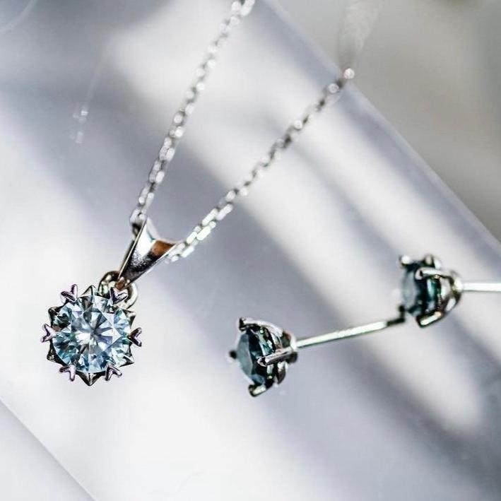 A Midsummer Night's Dream | 0.5 carat diamond earrings & 1 carat diamond necklace - blue/green