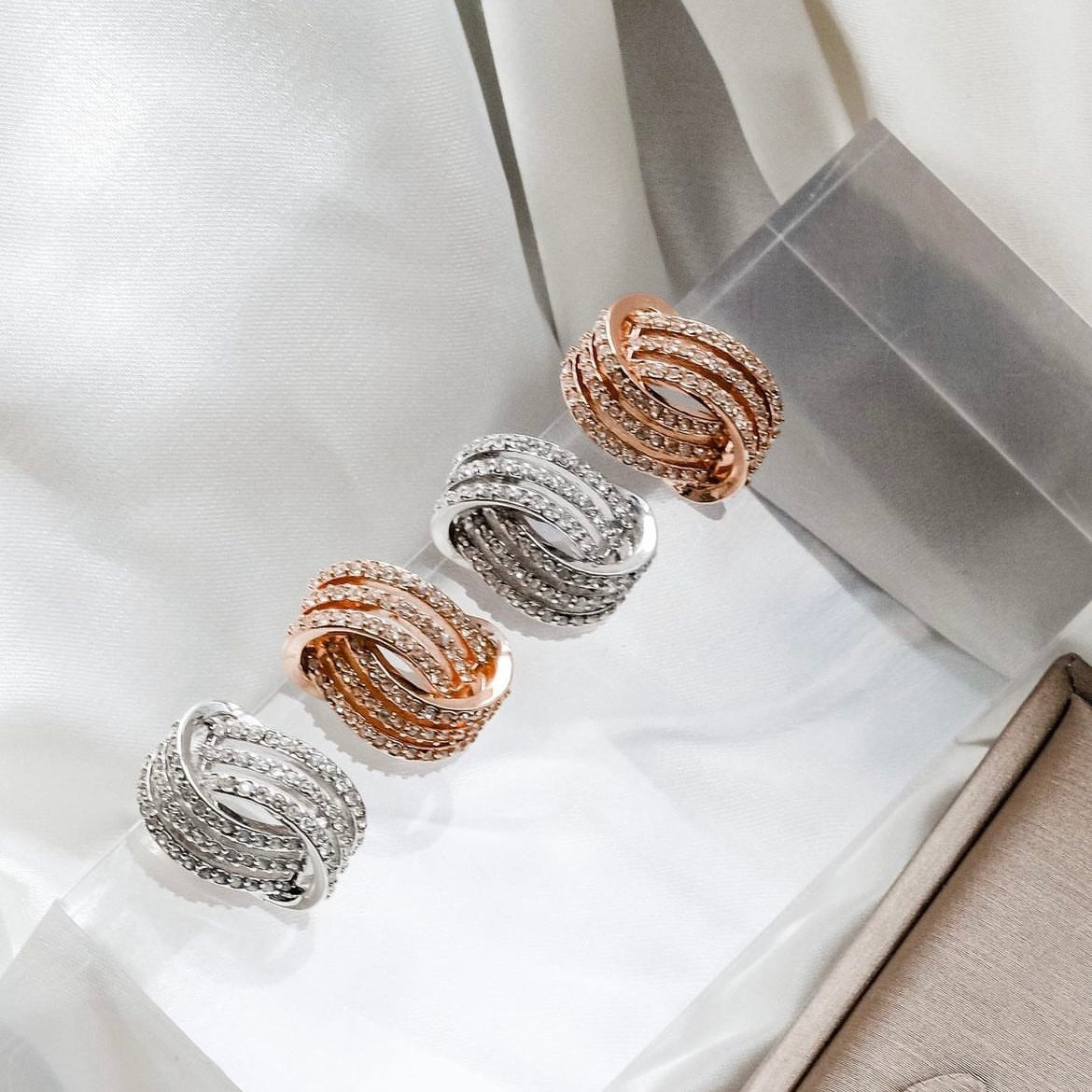 Seashell | 168 pc of Swarovski crystals | Luxurious classic design - Elegance