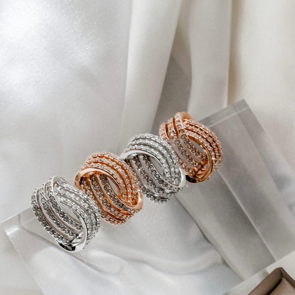 Seashell | 168 pc of Swarovski crystals | Luxurious classic design - Elegance