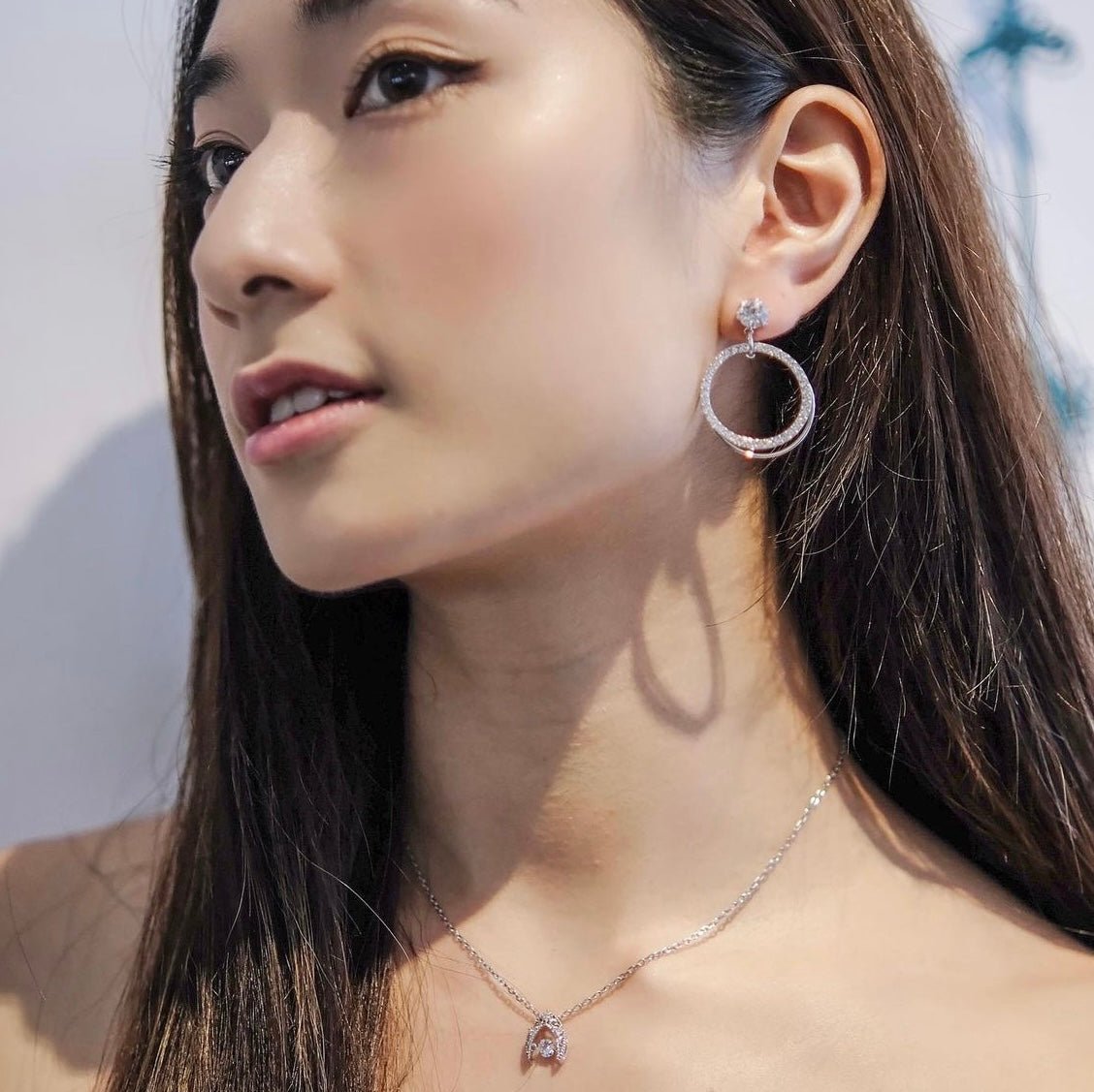 Montblanc | Platinum dancing stone necklace | stylish - business woman essential