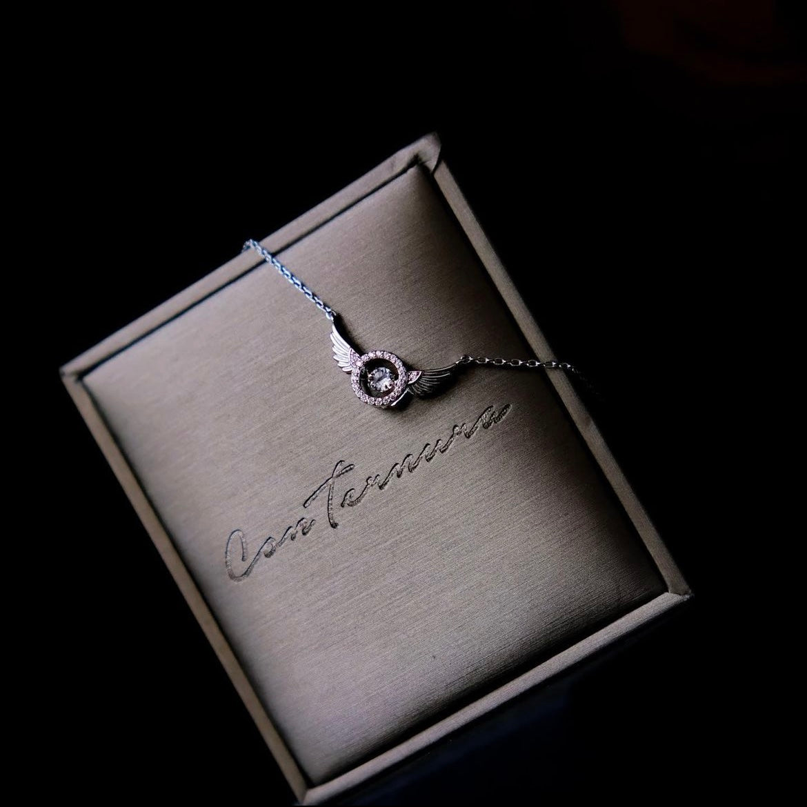 Angelic | Dancing stone - 18k white gold | angel and wings