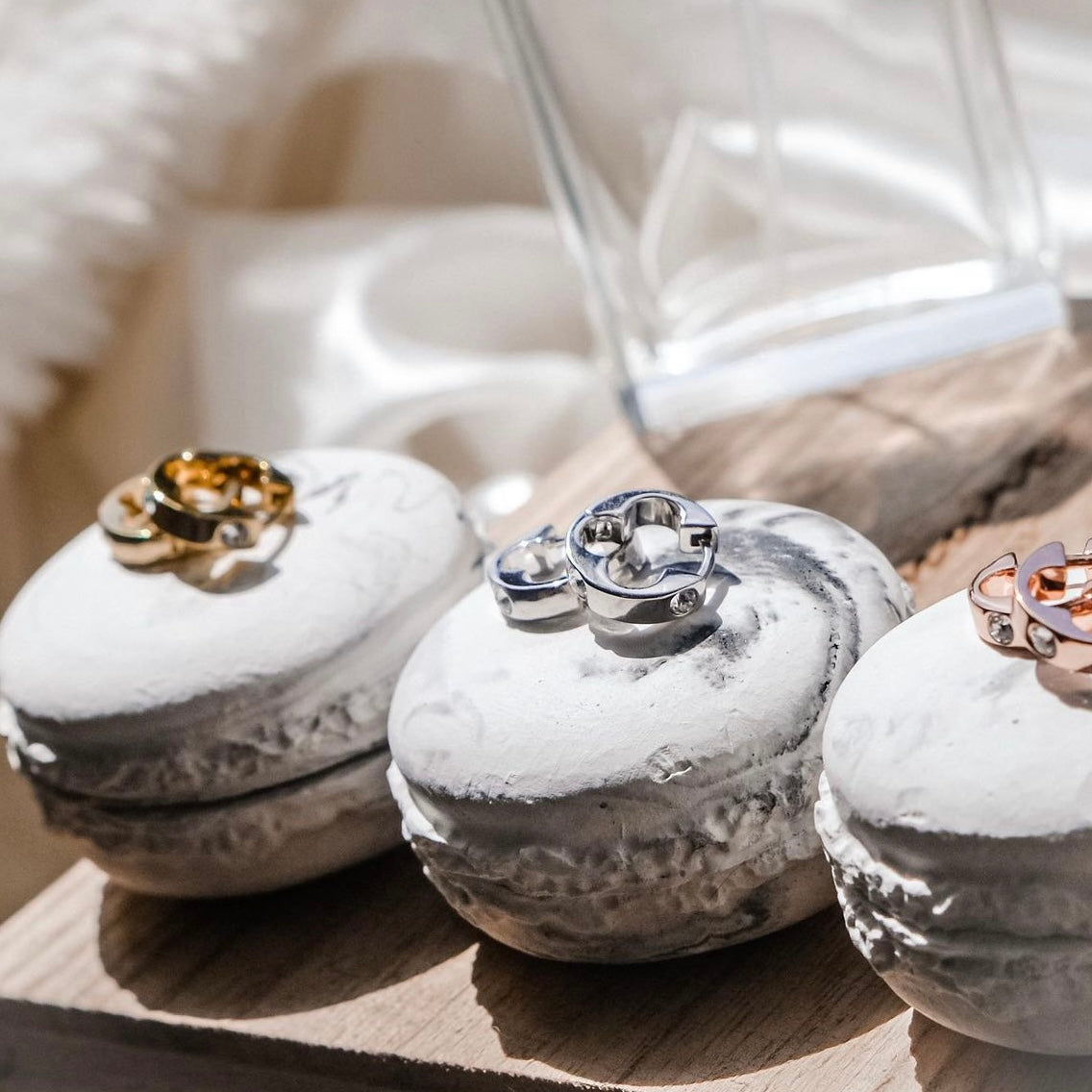 Cycle | Ear hoop with a Chrysanthemum in the middle - aesthetic