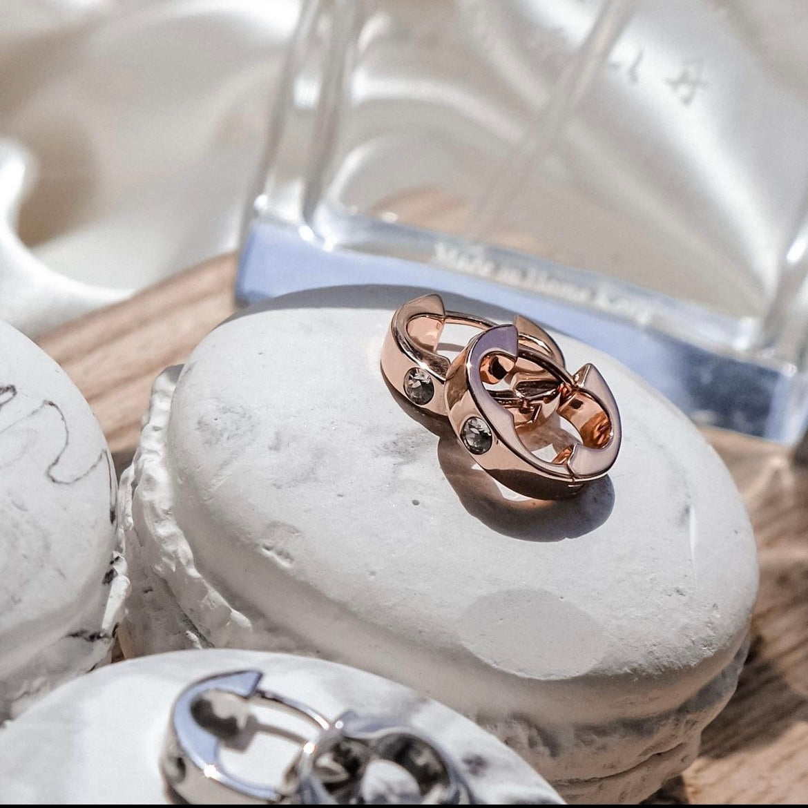 Cycle | Ear hoop with a Chrysanthemum in the middle - aesthetic