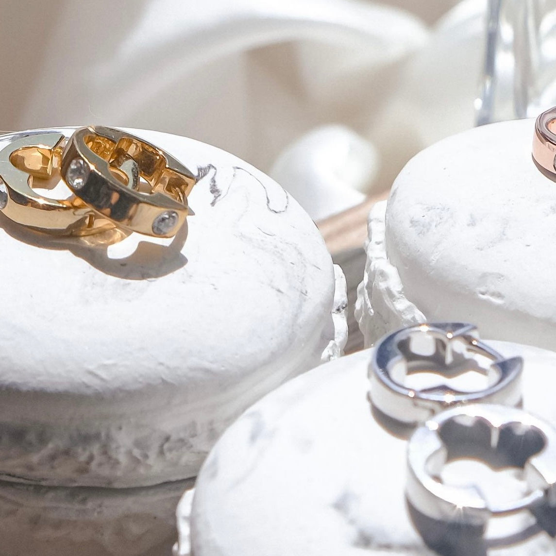 Cycle | Ear hoop with a Chrysanthemum in the middle - aesthetic