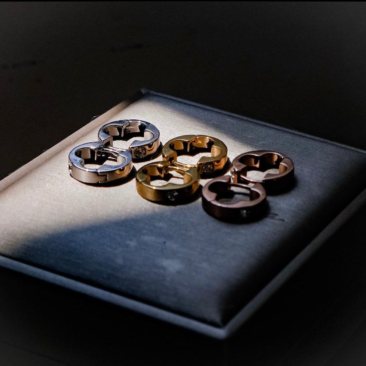 Cycle | Ear hoop with a Chrysanthemum in the middle - aesthetic