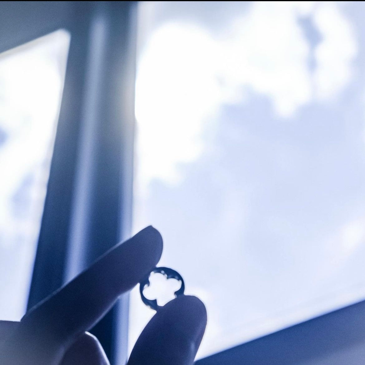 Cycle | Ear hoop with a Chrysanthemum in the middle - aesthetic