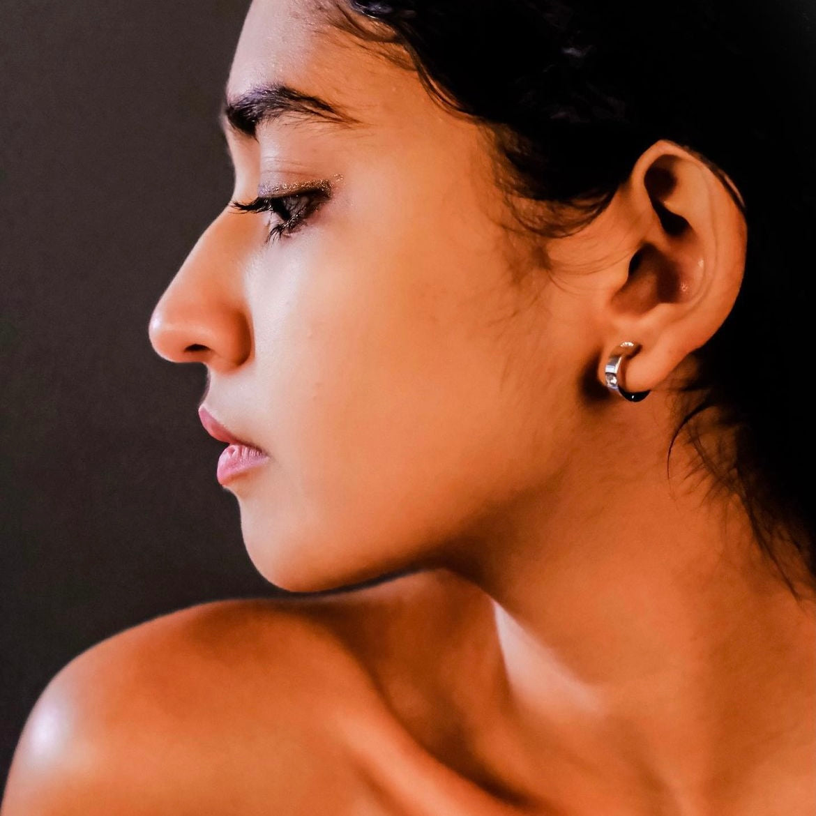 Cycle | Ear hoop with a Chrysanthemum in the middle - aesthetic