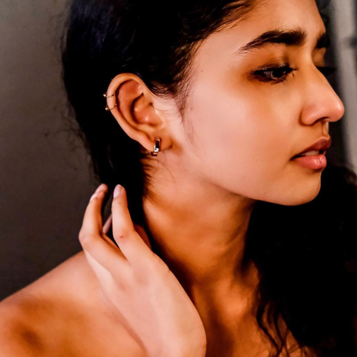 Cycle | Ear hoop with a Chrysanthemum in the middle - aesthetic