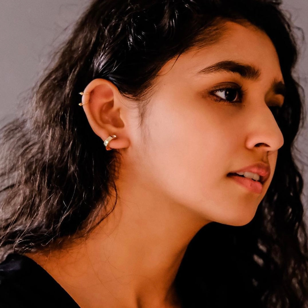 Cycle | Ear hoop with a Chrysanthemum in the middle - aesthetic