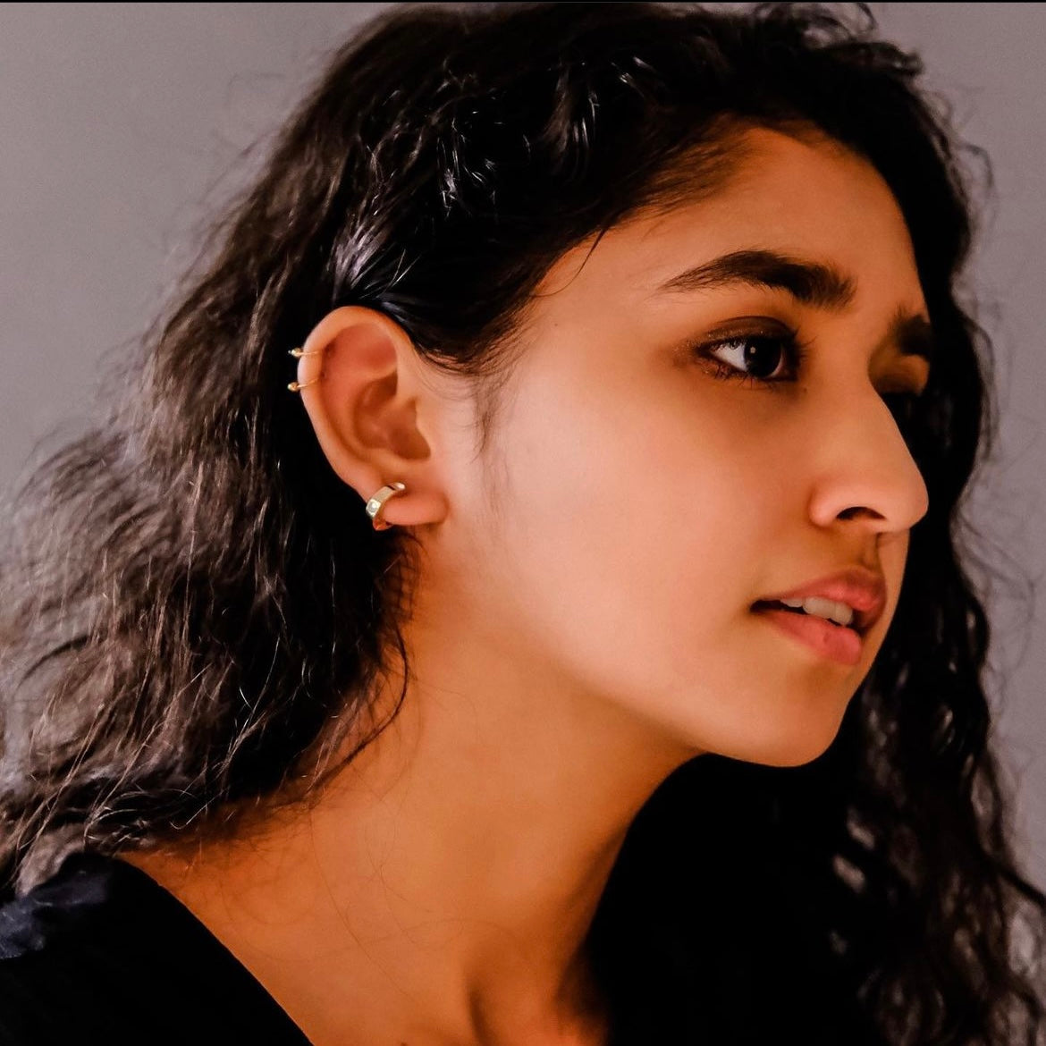 Cycle | Ear hoop with a Chrysanthemum in the middle - aesthetic