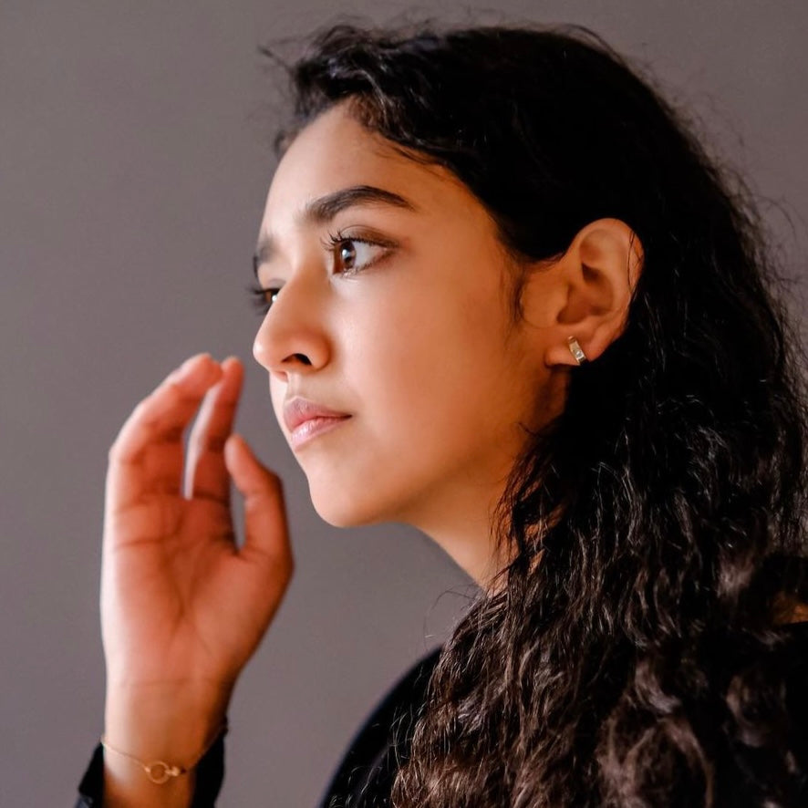 Cycle | Ear hoop with a Chrysanthemum in the middle - aesthetic