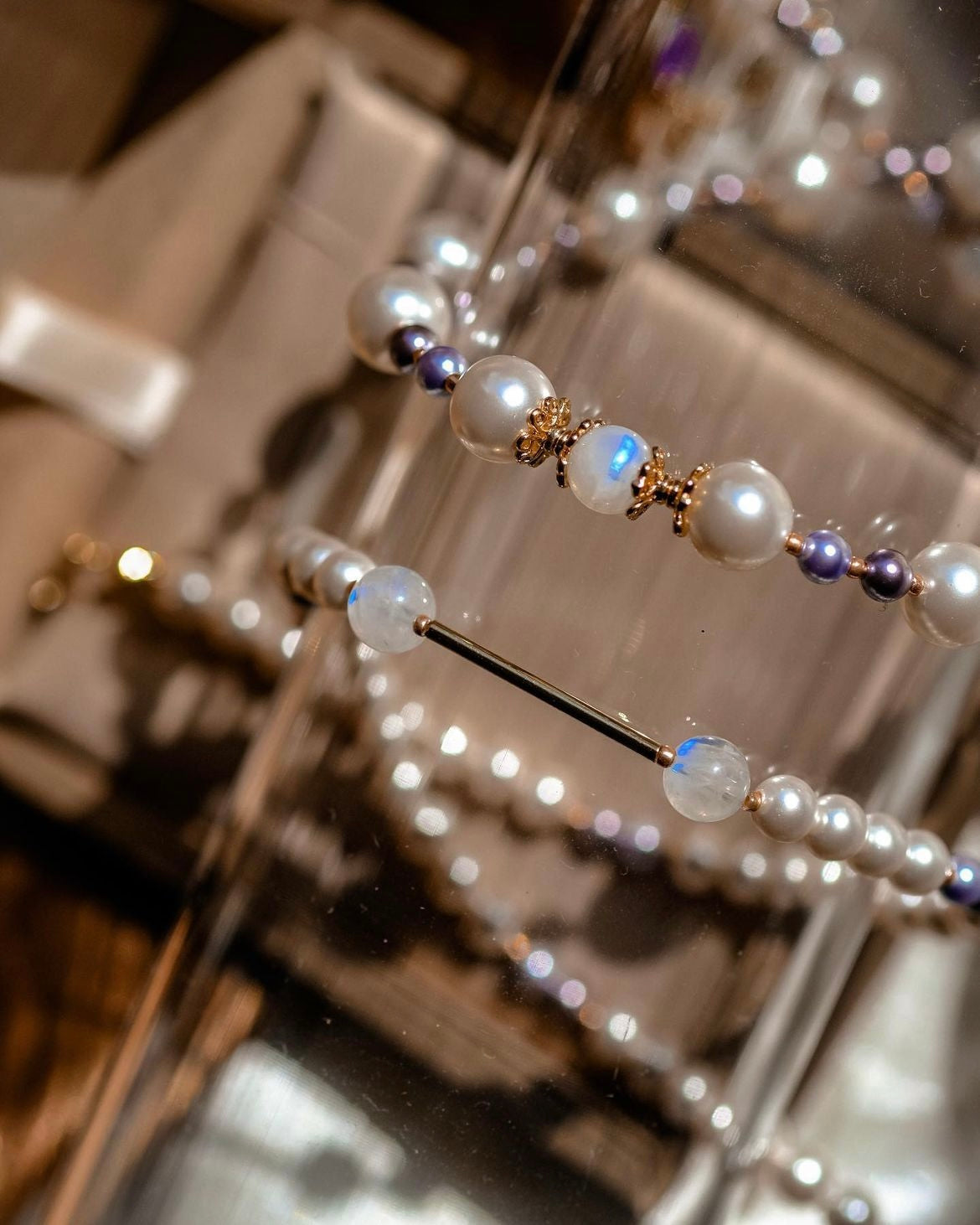 Wineyard | Romantic and modern pearl choker - Violet and white - Swarovski pearls and moon stone