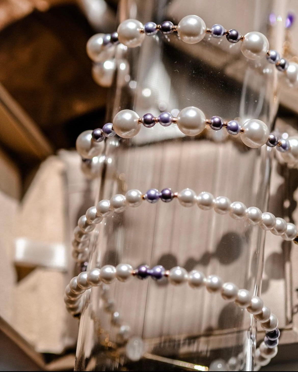 Wineyard | Romantic and modern pearl choker - Violet and white - Swarovski pearls and moon stone