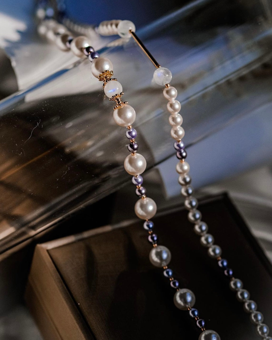 Wineyard | Romantic and modern pearl choker - Violet and white - Swarovski pearls and moon stone