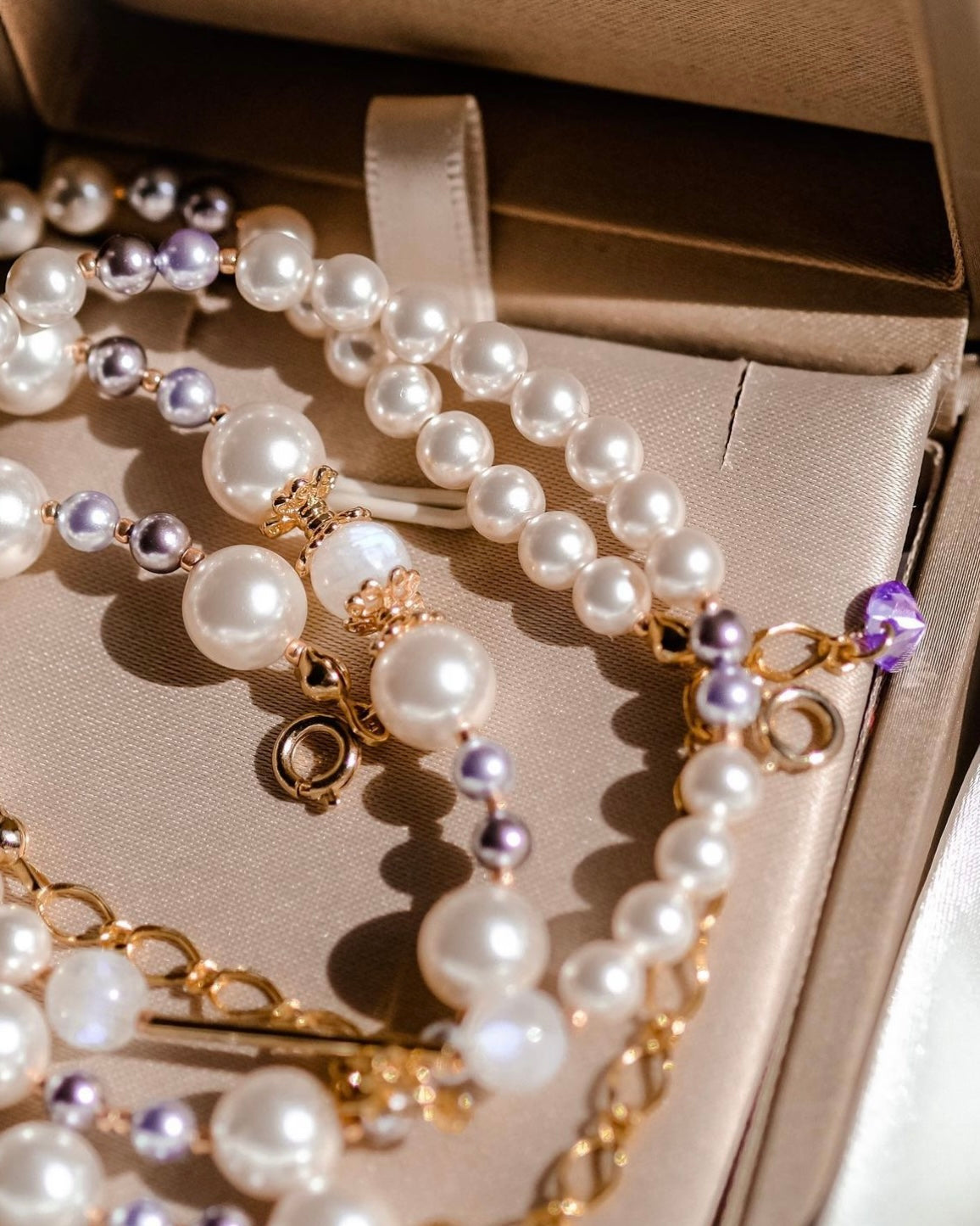 Wineyard | Romantic and modern pearl choker - Violet and white - Swarovski pearls and moon stone