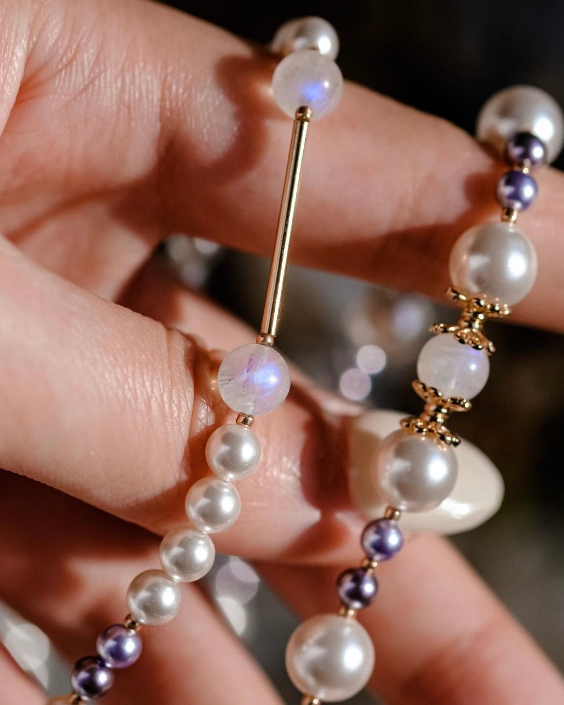 Wineyard | Romantic and modern pearl choker - Violet and white - Swarovski pearls and moon stone