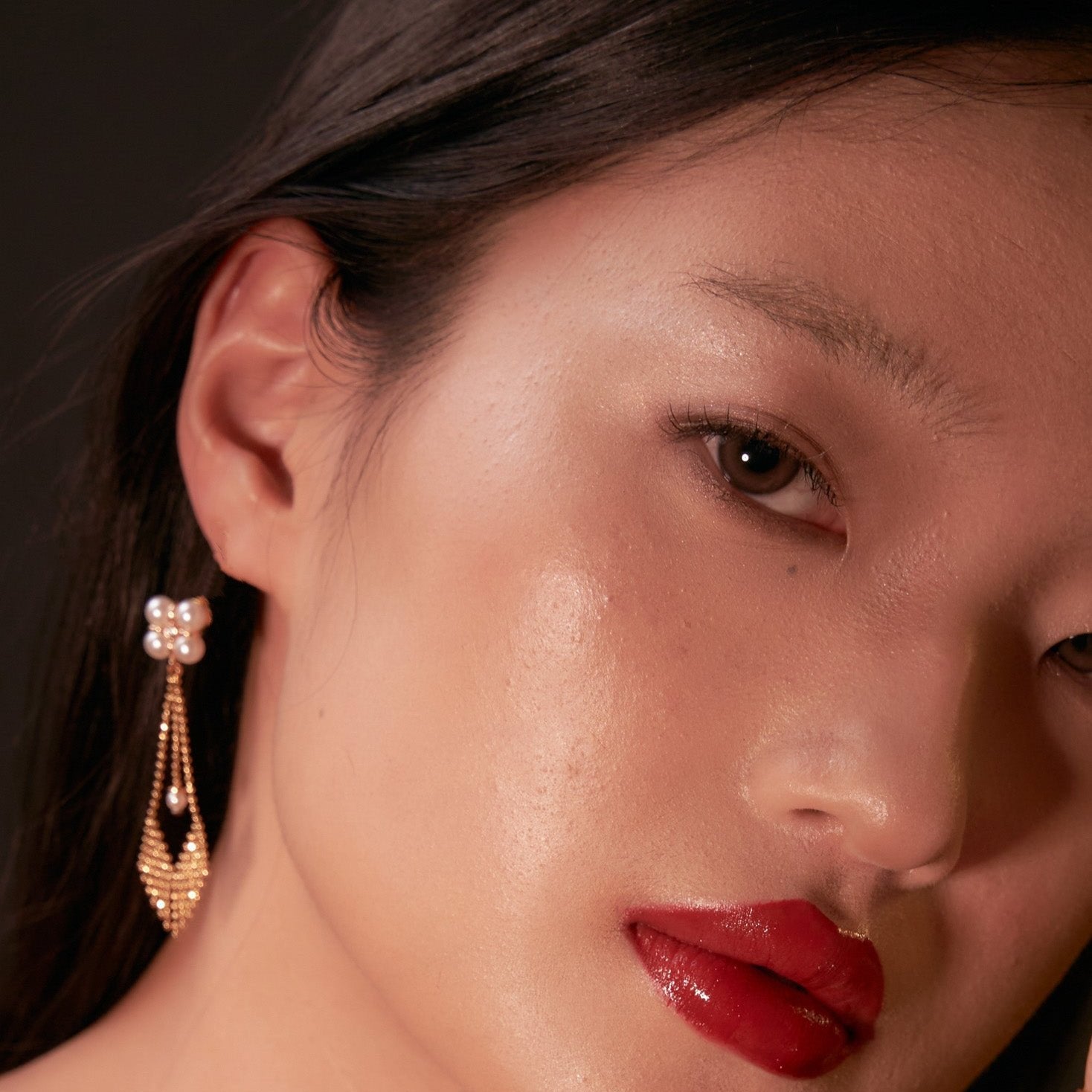 Aura | Pearl Golden dangling earring