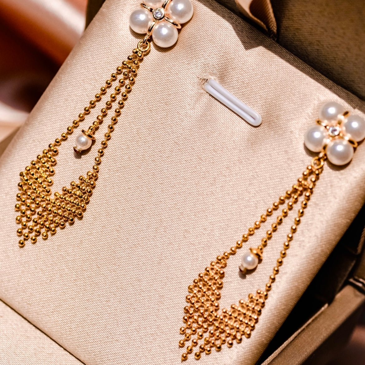 Aura | Pearl Golden dangling earring