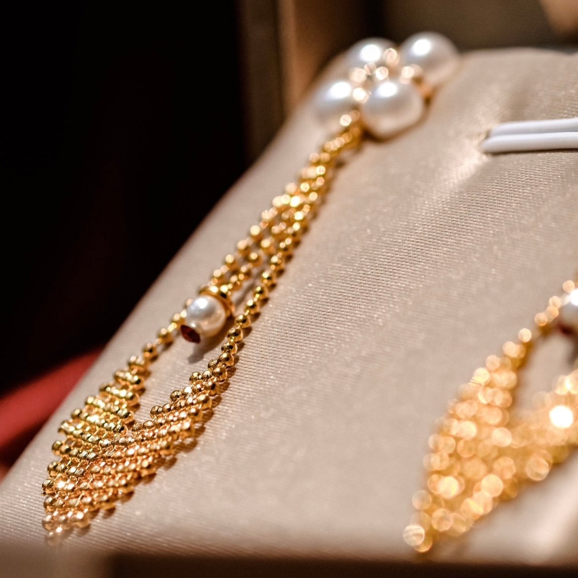 Aura | Pearl Golden dangling earring