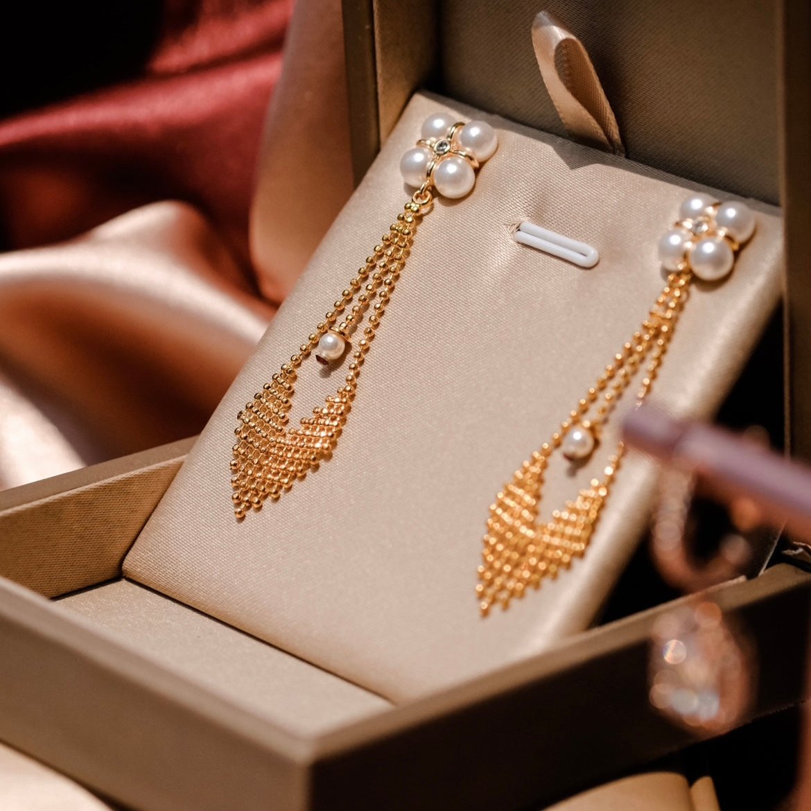 Aura | Pearl Golden dangling earring