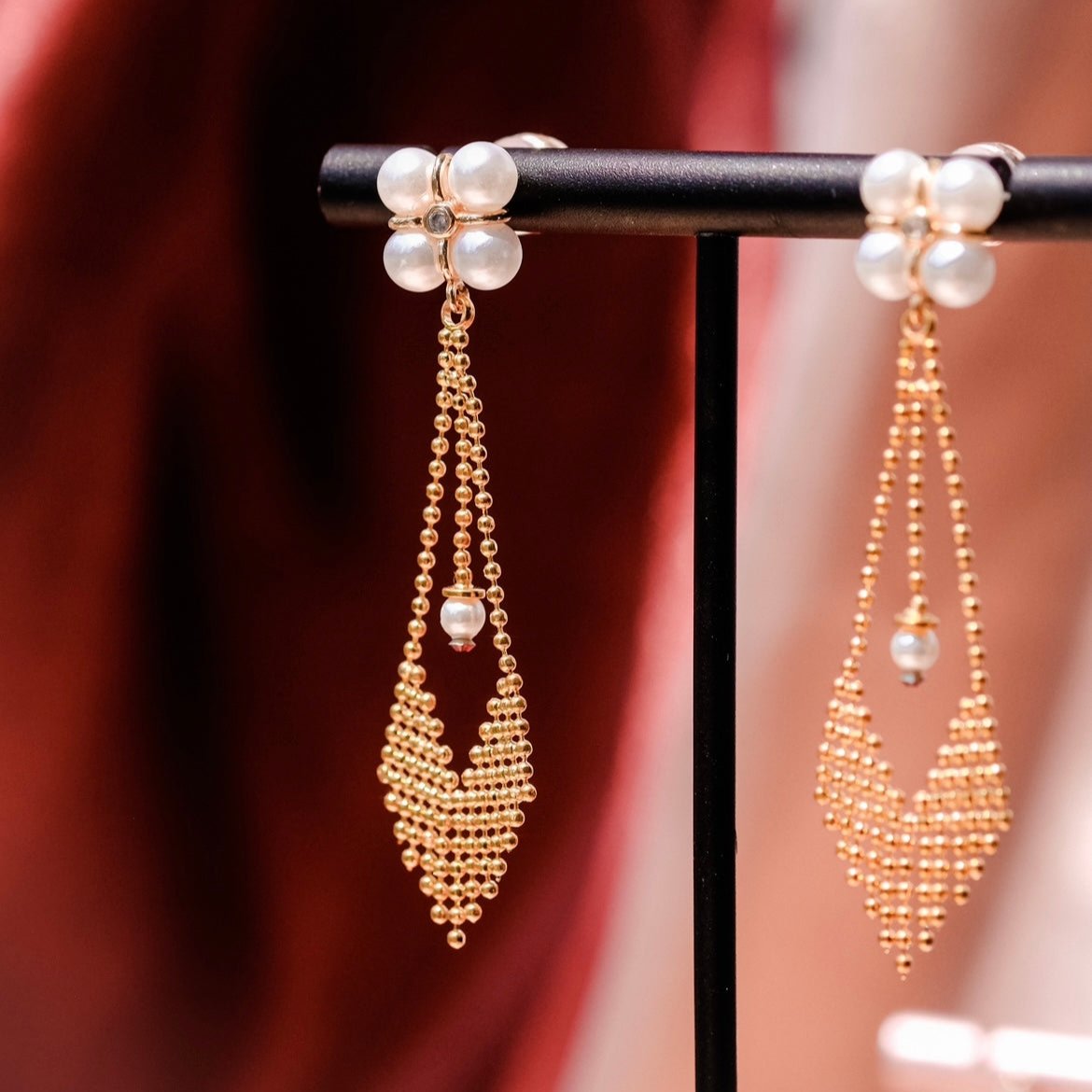 Aura | Pearl Golden dangling earring