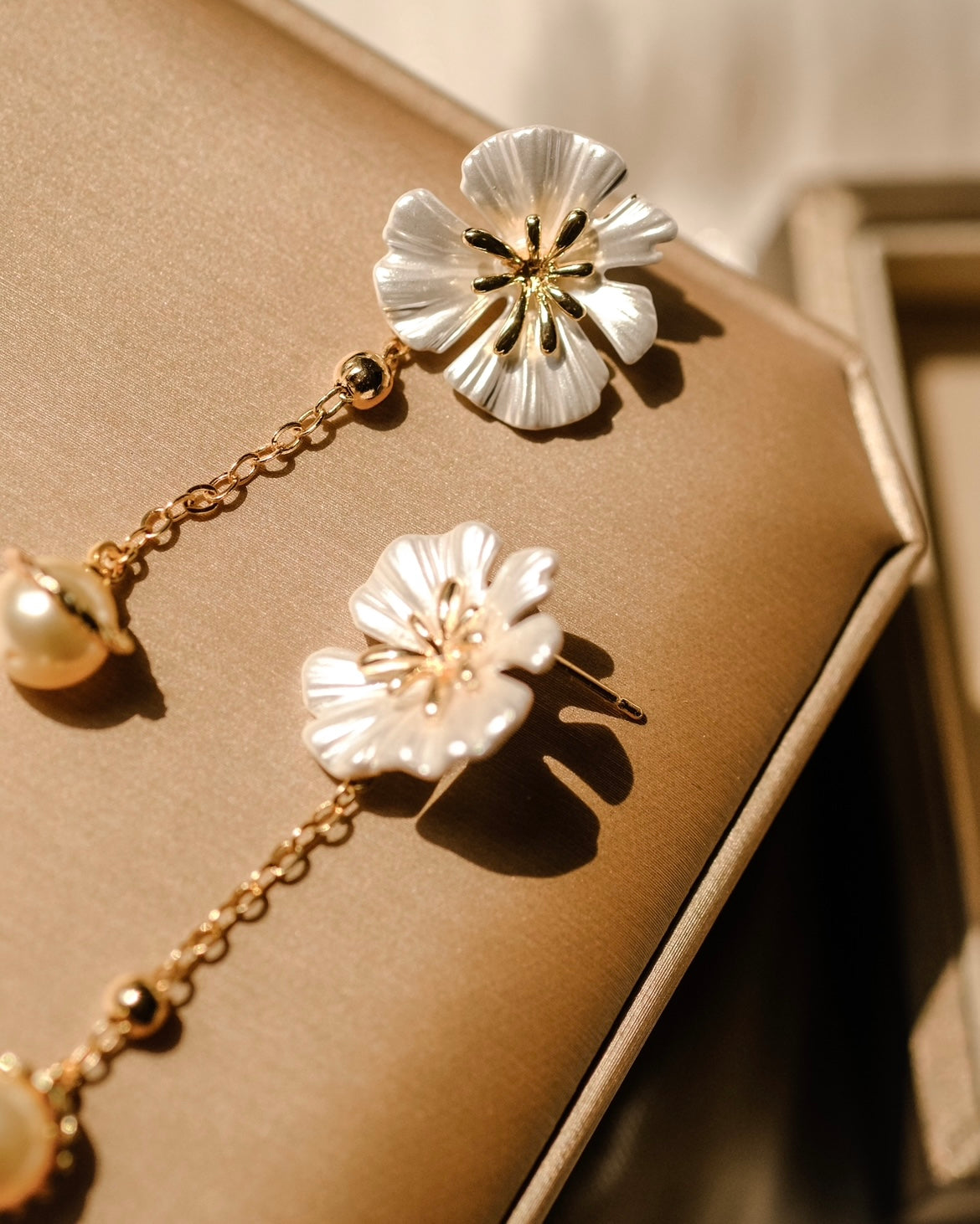 Snowdrop | Swarovski light yellow pearls - golden earrings